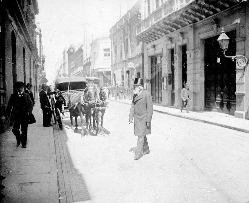 Buenos_Aires_-_diputado_Carlos_Tejedor_paseando_por_las_calles